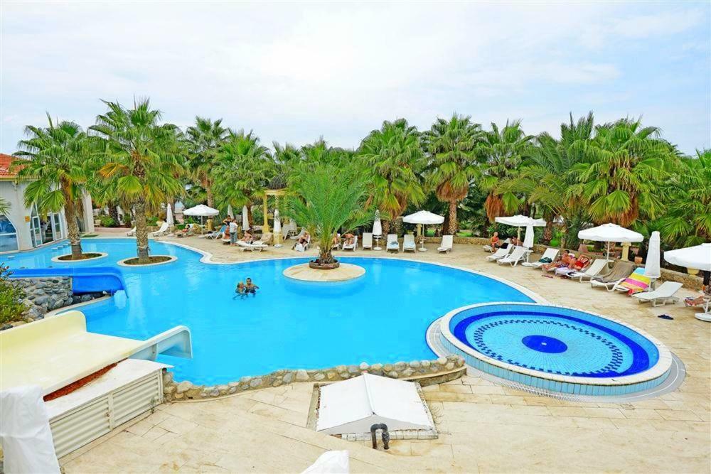 Oscar Beachfront Resort & Spa & Casino Kyrenia  Exterior foto